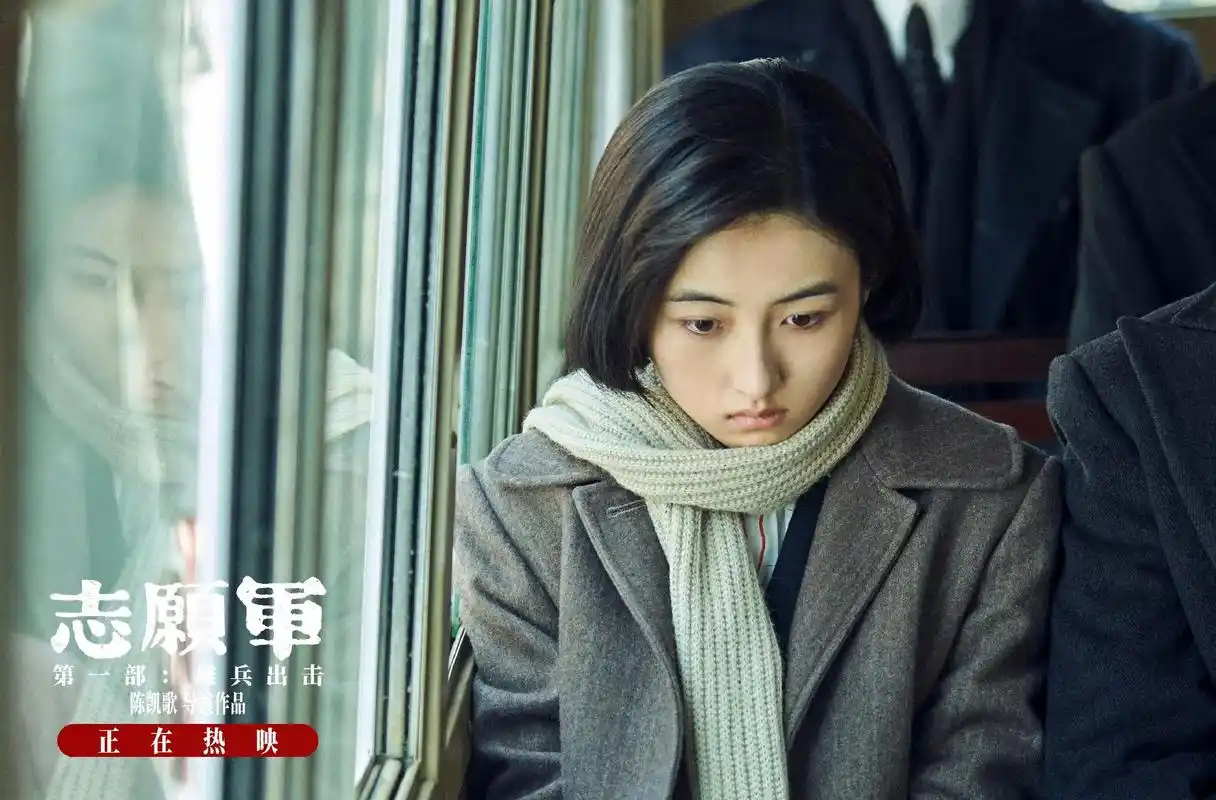 张子枫  在战火纷飞的年代,李晓从泥沼中一步步走来,坚毅果