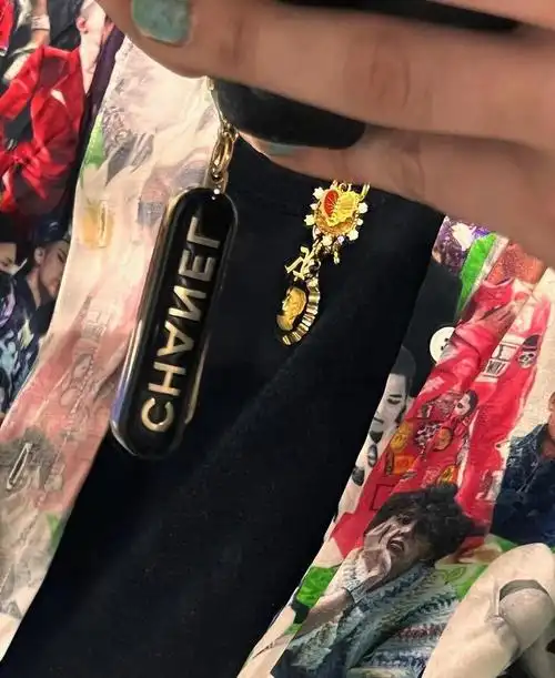 有胸肌,不出意外还有腹肌,啊啊啊啊啊整个爱住#权志龙