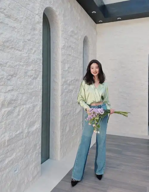 杨采钰身穿edition 春季春绿色素绉缎上衣搭配牛仔裤私服拍摄.