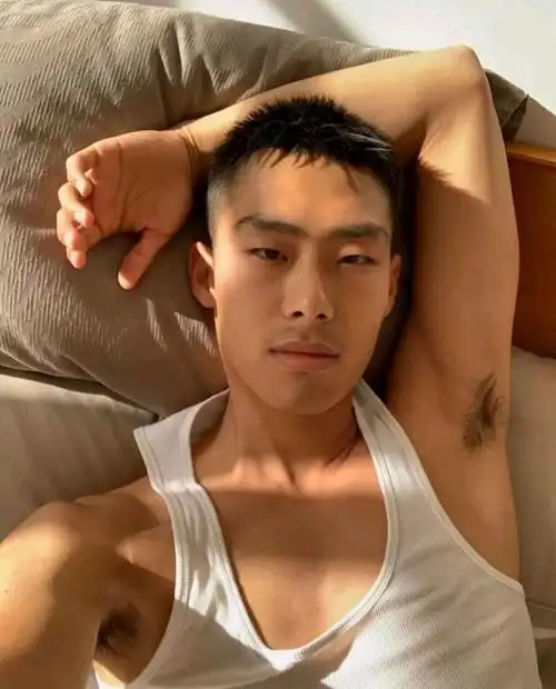 阳刚类型的腹肌小狼狗,薄肌的他是真的强势!