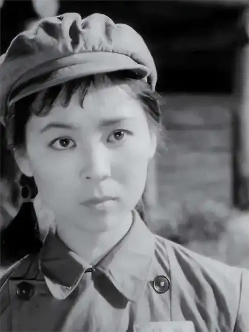 因《英雄儿女》中的"王芳"走红,嫁初恋丈夫,患难婚姻格外美丽