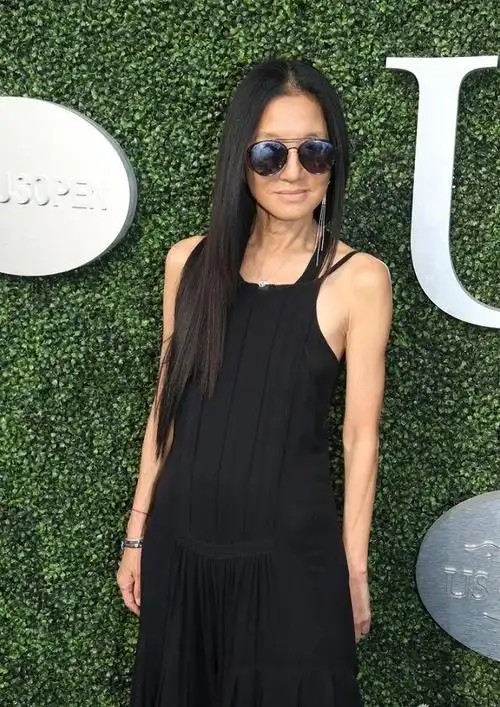 像王薇薇现身活动的这款喇叭裤单品,选择了西装材质