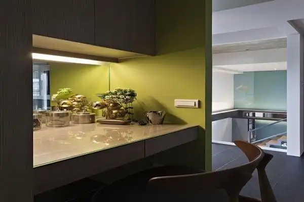 楼梯口拐角墙面隔板书桌造型构图 书桌背景墙镜面装饰风水好不好