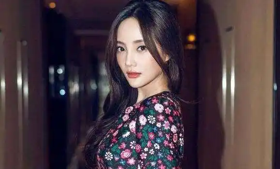 17岁挑战大时尚镜头,21岁初恋36岁不正常之恋,李小璐做错了什么?