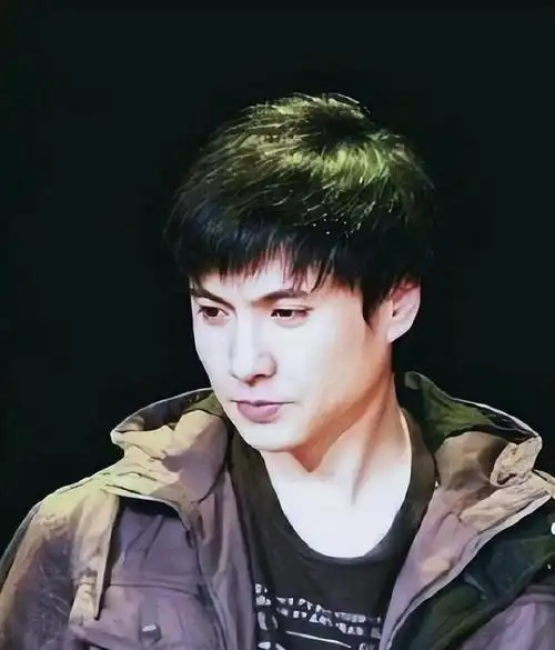 18岁的吴京忍了,沈腾也忍了,直到看到18岁的雷佳音我忍不了了