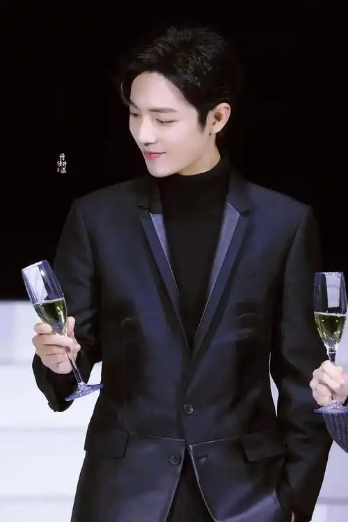 来自肖总的心动阻击|西装|白衬衫|领带|肖战_网易订阅