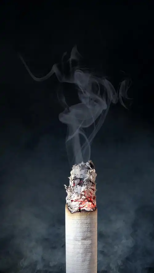 黑色背景上的烟h5素材背景