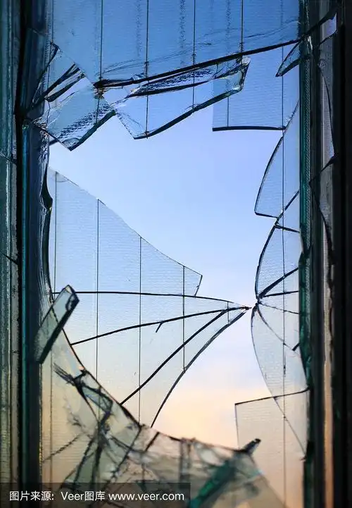 破碎的窗户玻璃