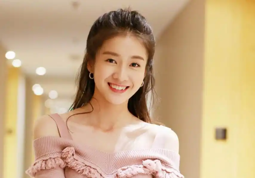 95后小花张雪迎快乐大本营首秀花絮照爆出,治愈系颜值,你心动吗