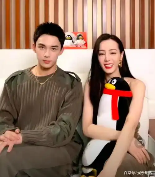 迪丽热巴与吴磊直播露蝴蝶背,互拍时热巴却被坑,认证粉丝名好逗