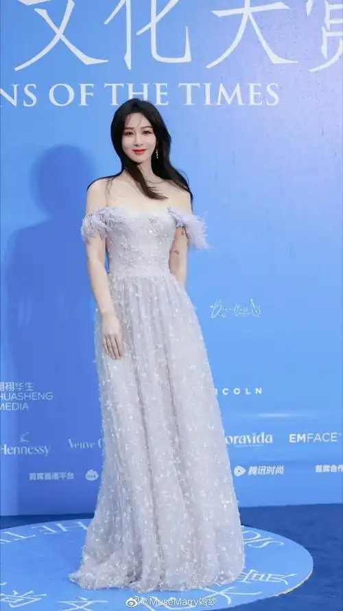 分享紫妹的更多美照礼服来自我们家#杨紫紫色羽翎雪花裙##杨紫##杨紫