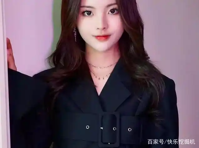 杨超现场礼服穿成束胸装,腰带位置显尴尬!