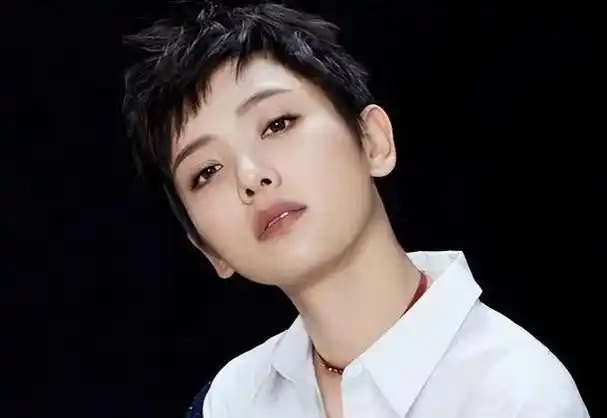 她身材高挑,身高达到了174cm,而且总是剪着清爽的短发,看起来十分利落