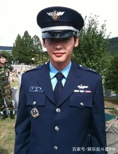 李钟硕今日入伍替代服役,粉丝:欧巴等你回来哟!