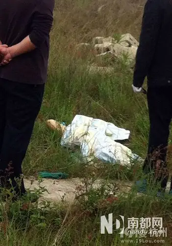 35岁女老板惨死被发现时裤子被人褪去疑遭强奸惨死屋后草丛