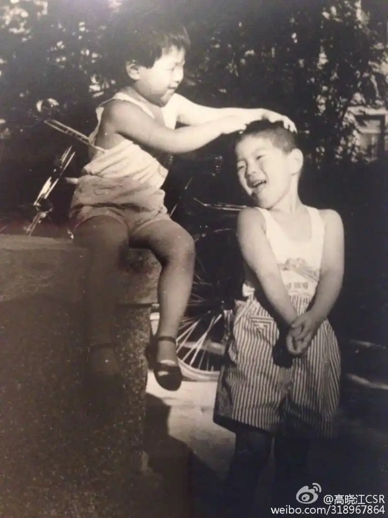 高晓松妹妹高晓江晒两人儿时照