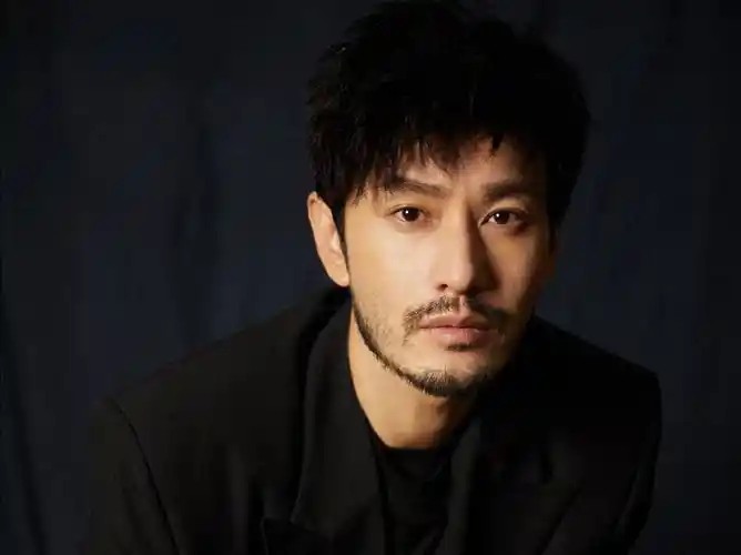 黄晓明颜值回春,瘦身20斤瘦出尖下巴,去油成功的他啃苹果都帅_漂亮_络