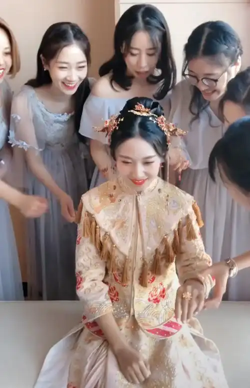 一美女婚礼上,有位穿不起眼伴娘服的小姐姐却火了,网友:好漂亮