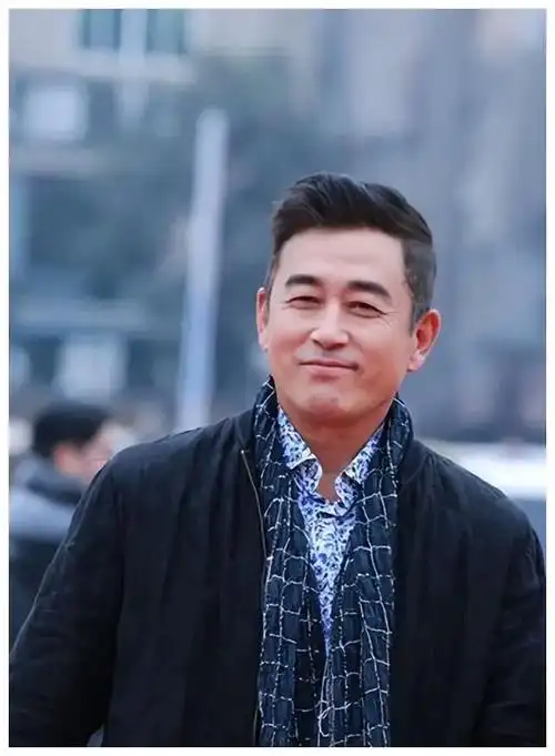 1992年,已经27岁的王志飞与第一任妻子李健结婚,李健是个圈外人,在