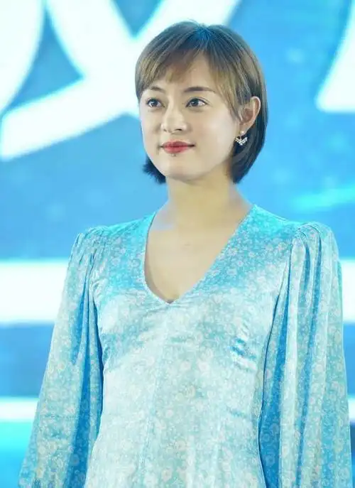 38岁孙俪换新发型也太甜了吧穿泡泡袖碎花裙清爽又减龄