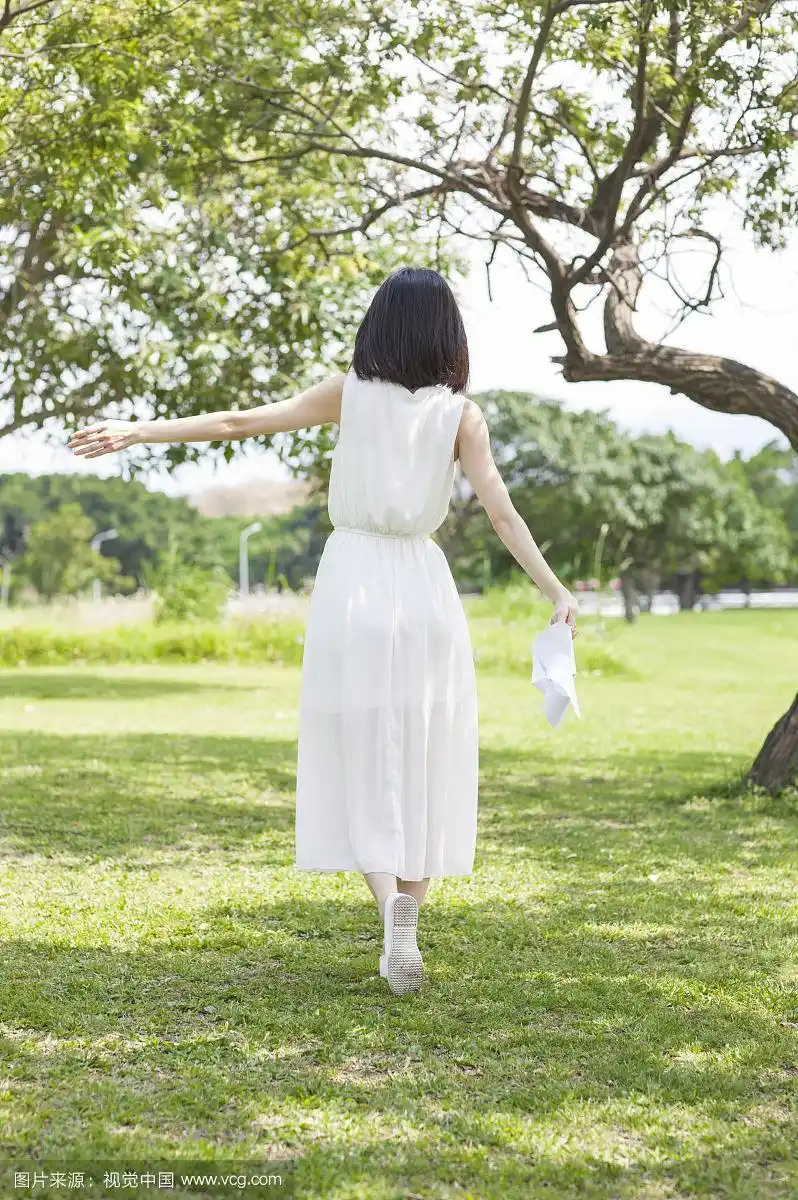 赤脚的年轻女人