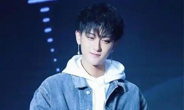 回顾善良的黄子韬:走红后不忘聋哑的发小,把他留在身边当助理