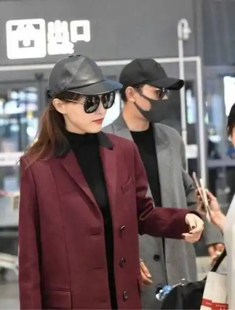 实际上,罗晋和唐嫣的感情相当稳定,两人在去年还被拍到探班互动,绝对