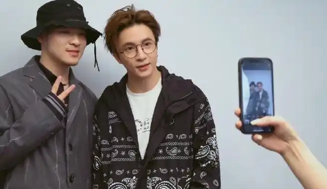 薛之谦超话#薛之谦分身对话感mv#xzq假装有很多张合照没想到在小d 30