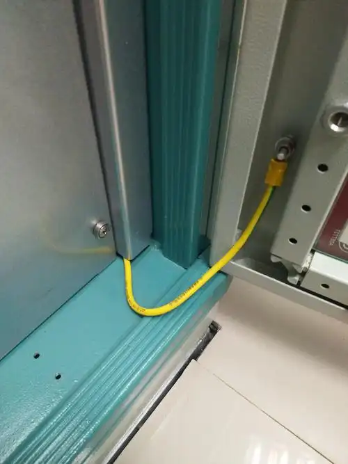 微机联锁机柜地线松动,已经紧固完毕.