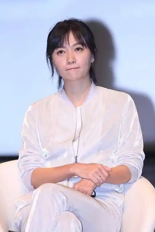 快50岁的徐静蕾穿校园风服饰,看着一点不突兀,反而甜美又显美_衬衫