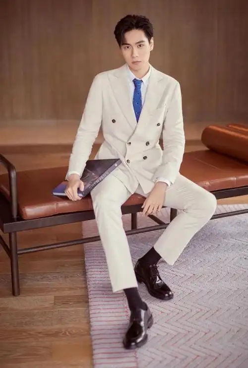 胡一天身材和腿长是绝配,黑色长披风衣搭配棕色牛仔裤,魅力十足