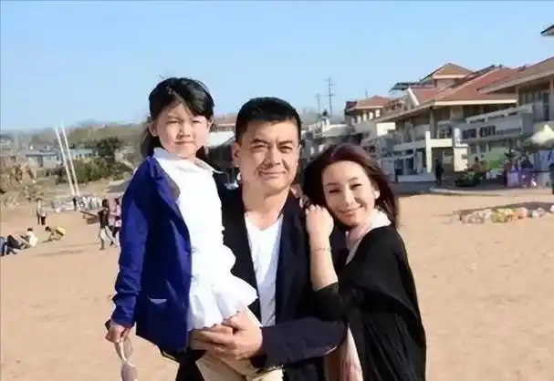 王新军与秦海璐巨婴症儿子现已9岁看到长相后网友大为吃惊
