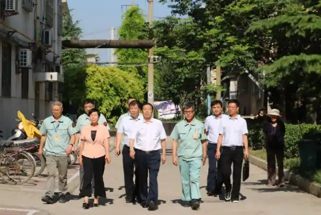 渭南市委常委,富平县委书记郭志英"七一"慰问庄里试验区老党员