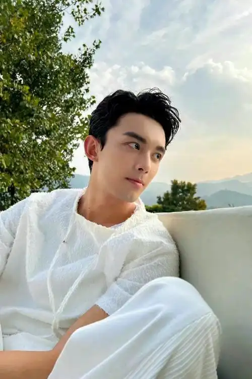 吴磊十一假期随拍