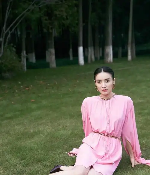 40岁的宋佳才是阿姨圈顶流穿一袭粉色连衣裙魅力十足真美