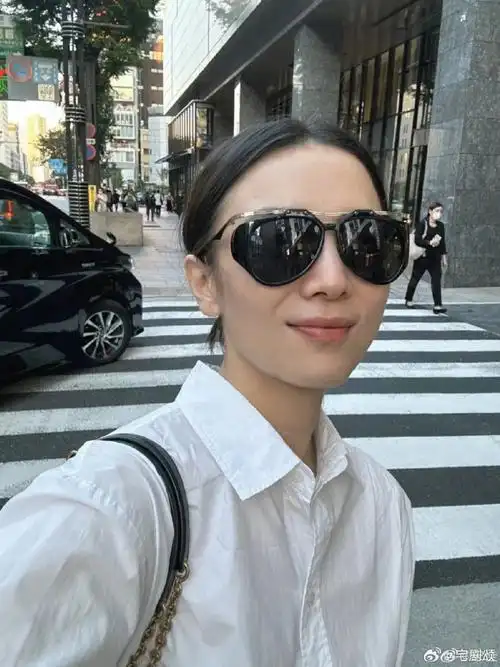 宋佳破洞白裤##宋佳下班街拍