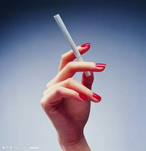 女人拿烟的手图片