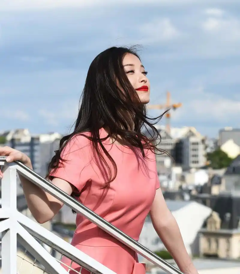 惊艳!街拍大魔王倪妮实力演绎什么叫衣品大于颜值