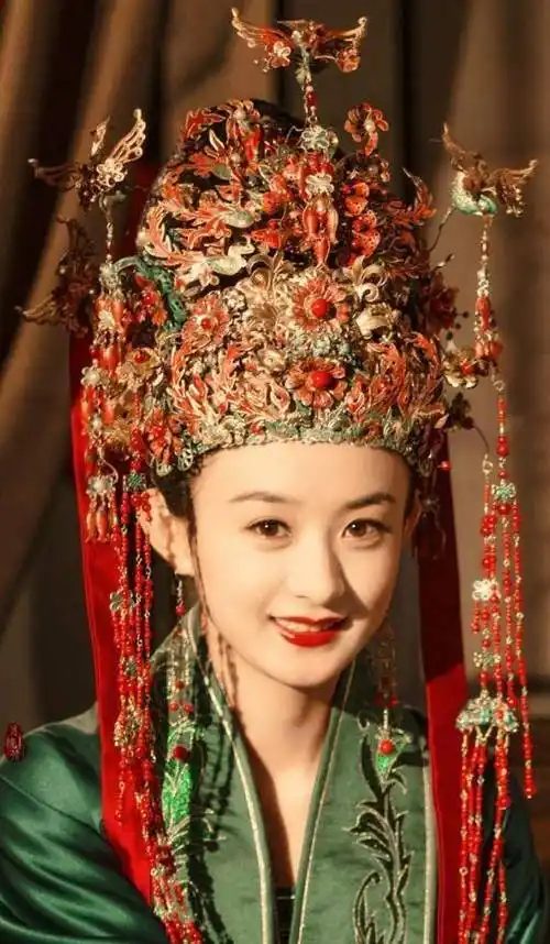 古装女星凤冠霞帔:赵丽颖倪妮梁洁baby彭小苒杨幂吴谨言谁美_嫁衣