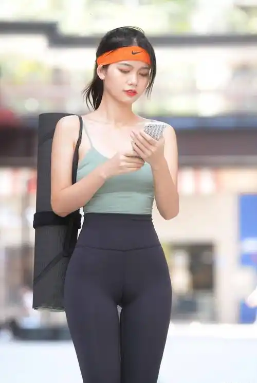 穿瑜伽裤的青春女生,运动活力的打扮,展现出曼妙迷人的身材
