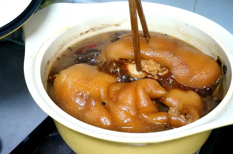 做好了的蘑菇炖肘子一打开锅盖,香味飘散到四周,这时候,就会听到咕咚