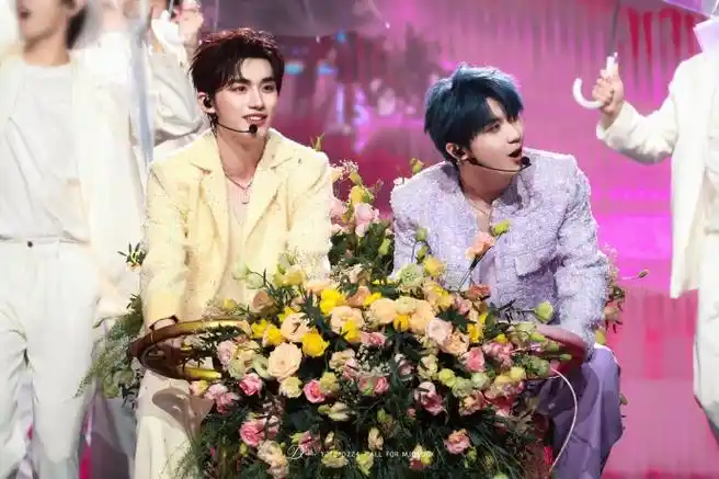 马嘉祺丁程鑫合唱有你的快乐