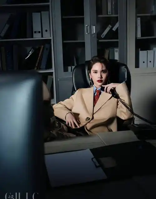 杨丞琳职场飒感大片,梳齐刘海化身霸道女总裁,气场强大 又酷又飒_一身