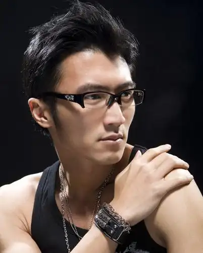 谢霆锋 当年15岁的谢霆锋的第一次初恋初吻献给了19岁的姐姐.