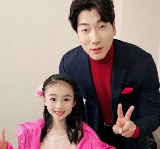 曹颖女儿才是整容式长大小时候与王子两小无猜近照美成洋娃娃