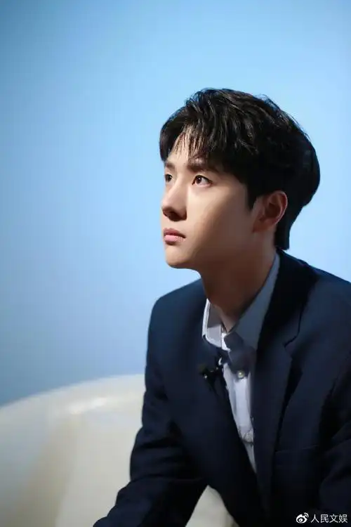 特别特别喜欢这张照片 他像只虔诚的小猫一样#王一博长风破浪