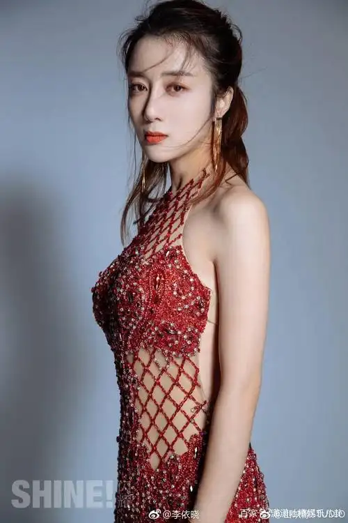 李依晓烈焰红唇女人的魅力