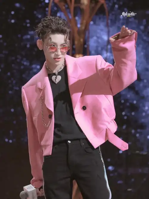 小鬼王琳凯[超话]##小鬼王琳凯跨次元新星##小鬼粉色鬓角