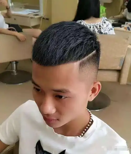 男生剪瓜子头适合什么脸型