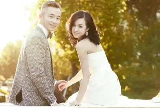 名嘴程雷寺庙办大婚仪式迎娶小18岁新娘王萌萌2